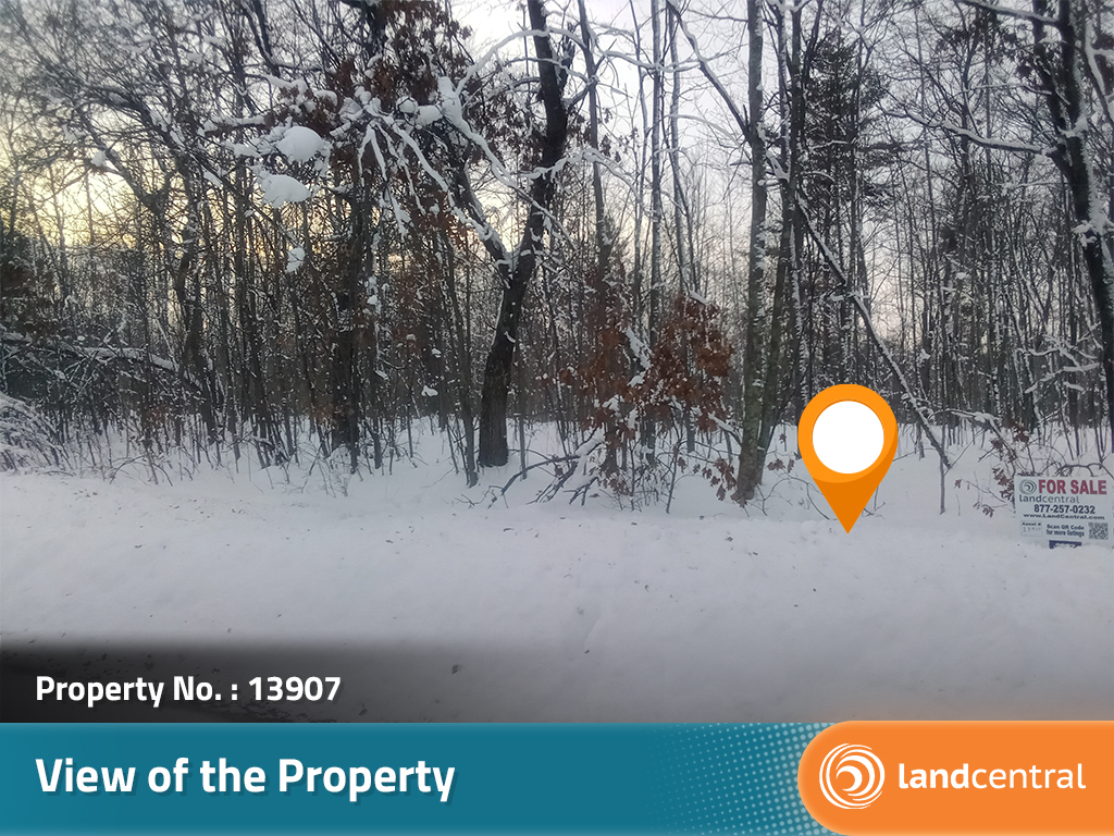 Over half an acre close to two large lakes and many smaller lakes5